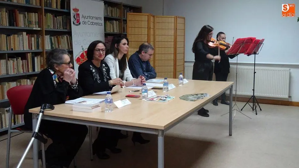 Berta Pallares, junto a la alcaldesa, la concejala de Cultura y el responsable de la biblioteca, en la celebración del aniversario el año pasado