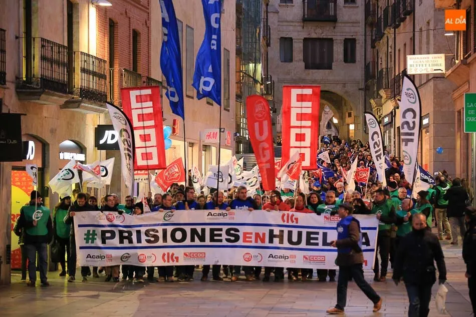 Foto 11 - Los funcionarios de Topas reivindican &ldquo;mejoras laborales y m&aacute;s efectivos&rdquo; durante su...