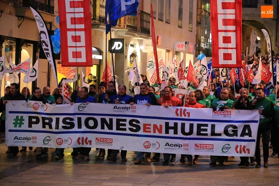 Foto 10 - Los funcionarios de Topas reivindican &ldquo;mejoras laborales y m&aacute;s efectivos&rdquo; durante su...