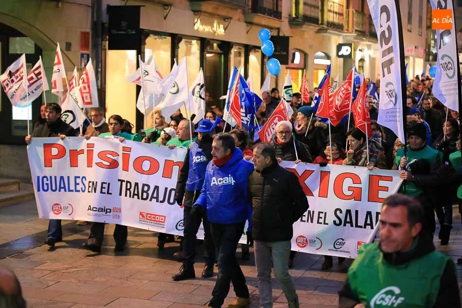 Foto 7 - Los funcionarios de Topas reivindican &ldquo;mejoras laborales y m&aacute;s efectivos&rdquo; durante su...