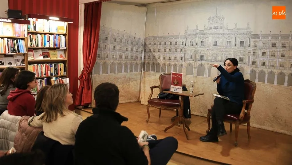 Patricia Benito realiza un canto a la magia de lo cotidiano con su libro de poemas ‘Tu lado del...