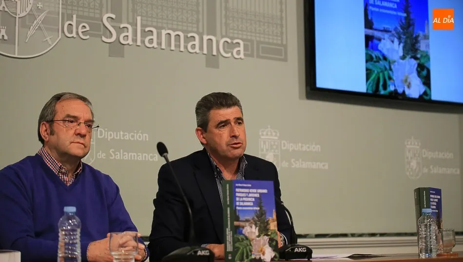 El autor del libro, Juan Manuel Velasco Santos, junto al diputado de Cultura. Fotos: Alberto Martín