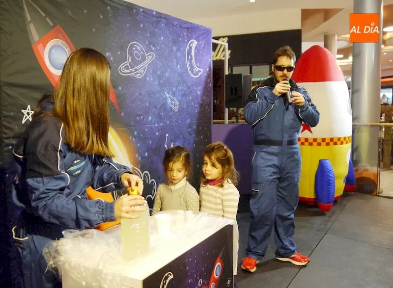 Foto 10 - El Centro Comercial El Tormes inaugura su propia escuela de astronautas