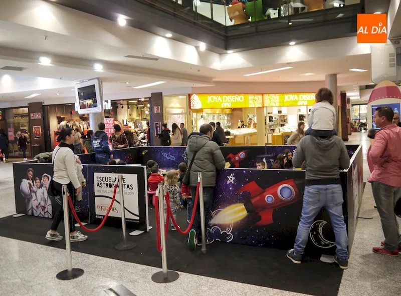 Foto 9 - El Centro Comercial El Tormes inaugura su propia escuela de astronautas