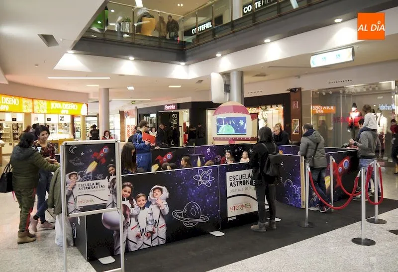 Foto 8 - El Centro Comercial El Tormes inaugura su propia escuela de astronautas