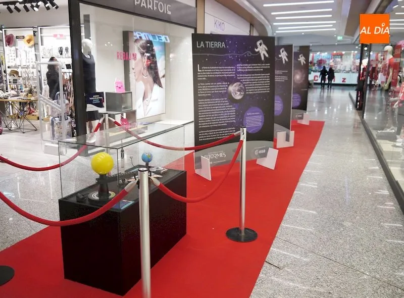 Foto 4 - El Centro Comercial El Tormes inaugura su propia escuela de astronautas