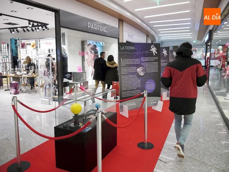 Foto 3 - El Centro Comercial El Tormes inaugura su propia escuela de astronautas