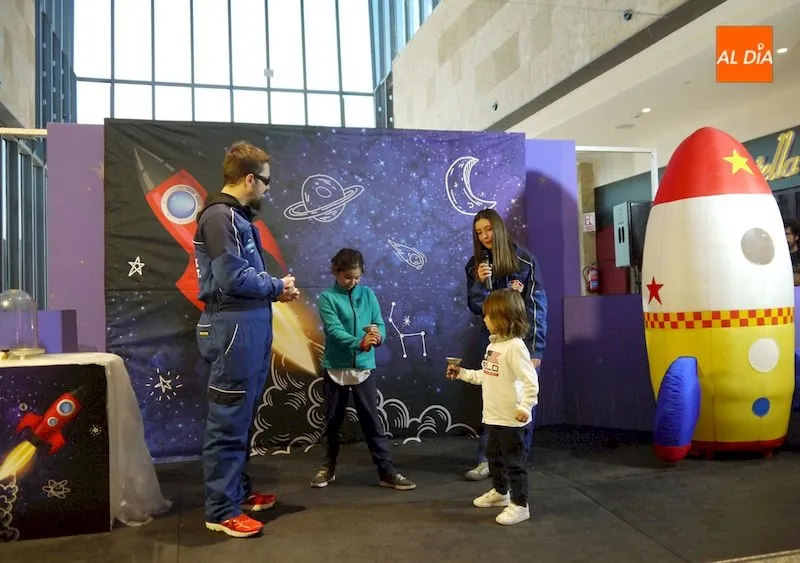 Foto 2 - El Centro Comercial El Tormes inaugura su propia escuela de astronautas
