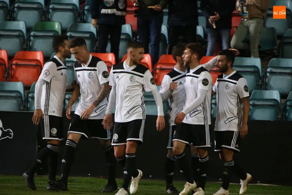 Los jugadores del Salamanca celebran un gol ante el Celta B / Alberto Martín