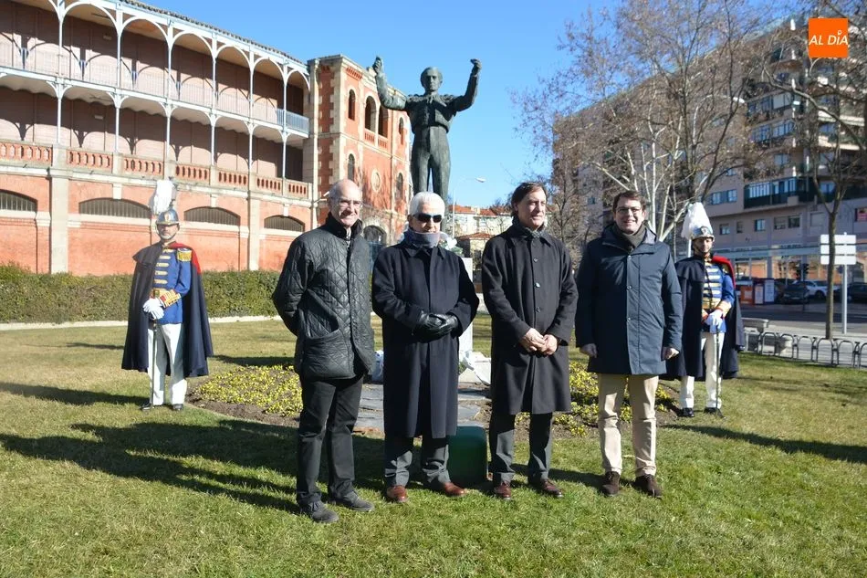 Foto 10 - Salamanca recuerda a Julio Robles con un sentido homenaje a las puertas de la plaza de toros&nbsp;  