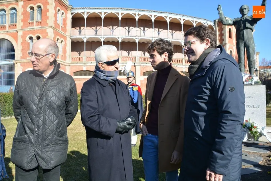 Foto 9 - Salamanca recuerda a Julio Robles con un sentido homenaje a las puertas de la plaza de toros&nbsp;  
