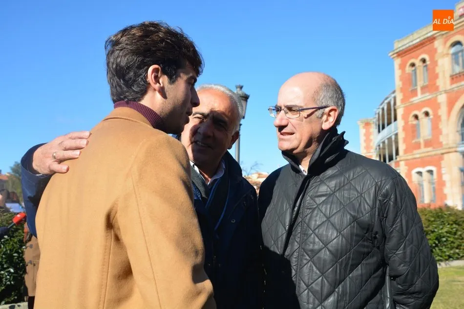 Foto 8 - Salamanca recuerda a Julio Robles con un sentido homenaje a las puertas de la plaza de toros&nbsp;  