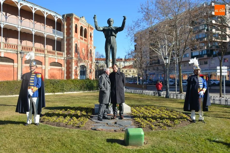Foto 4 - Salamanca recuerda a Julio Robles con un sentido homenaje a las puertas de la plaza de toros&nbsp;  