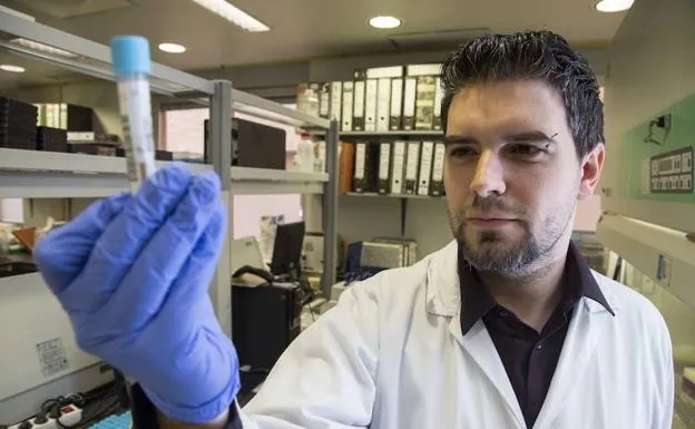 El doctor Iván Sanz Muñoz, en el laboratorio de Microbiología, en el Hospital Clínico de Valladolid. / A. MINGUEZA