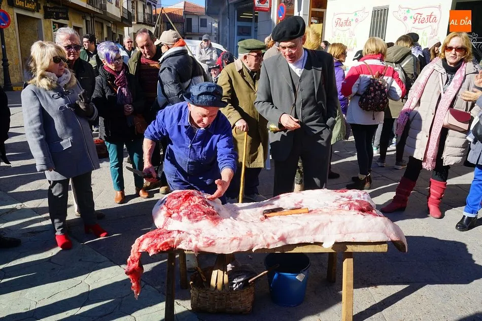 El despiece del cerdo en Linares de Riofrío contó con la presencia del Pregonero de la Diputación