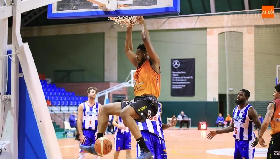 El Aquimisa Carbajosa se impone al Ponferrada y comienza el año a lo grande (70-54)