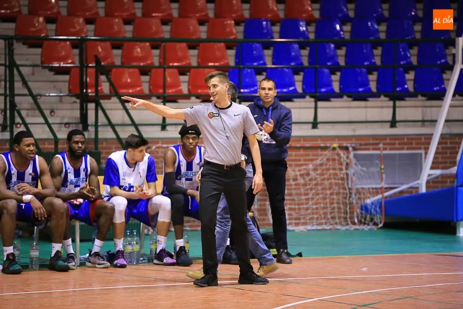 Foto 11 - El Aquimisa Carbajosa se impone al Ponferrada y comienza el a&ntilde;o a lo grande (70-54)