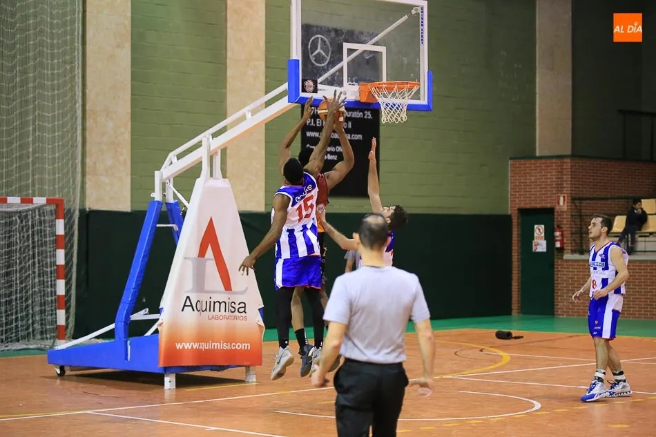 Foto 9 - El Aquimisa Carbajosa se impone al Ponferrada y comienza el a&ntilde;o a lo grande (70-54)