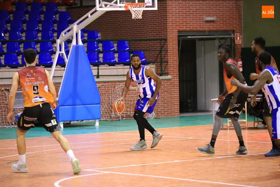 Foto 6 - El Aquimisa Carbajosa se impone al Ponferrada y comienza el a&ntilde;o a lo grande (70-54)