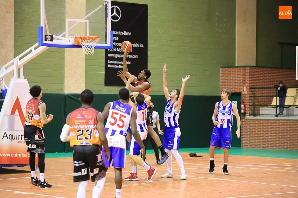 Foto 3 - El Aquimisa Carbajosa se impone al Ponferrada y comienza el a&ntilde;o a lo grande (70-54)