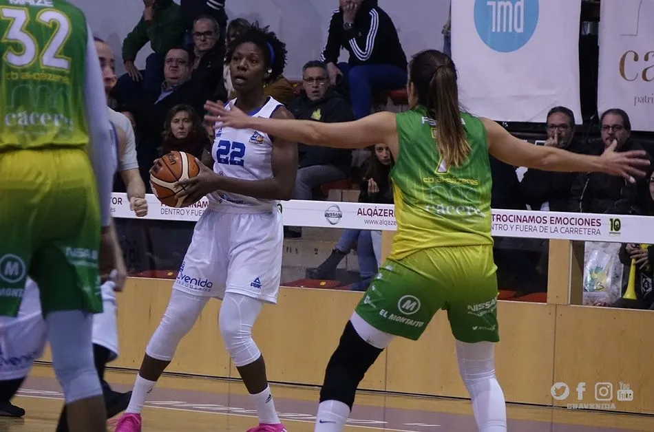 Foto 3 - El Perfumer&iacute;as Avenida saca el rodillo para tumbar al Al-Q&aacute;zeres (42-73)  