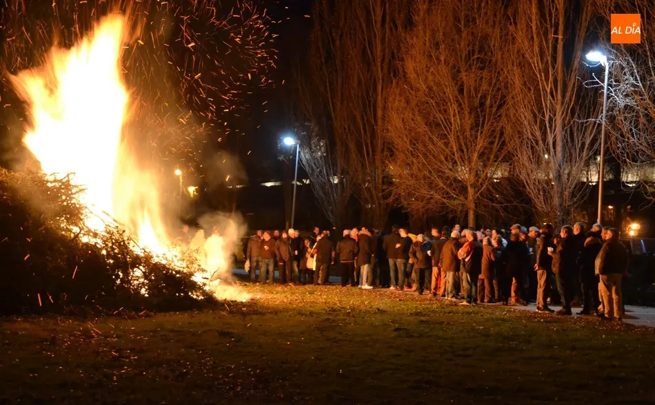 La hoguera calienta la fría víspera de la celebración de San Antón en El Puente  