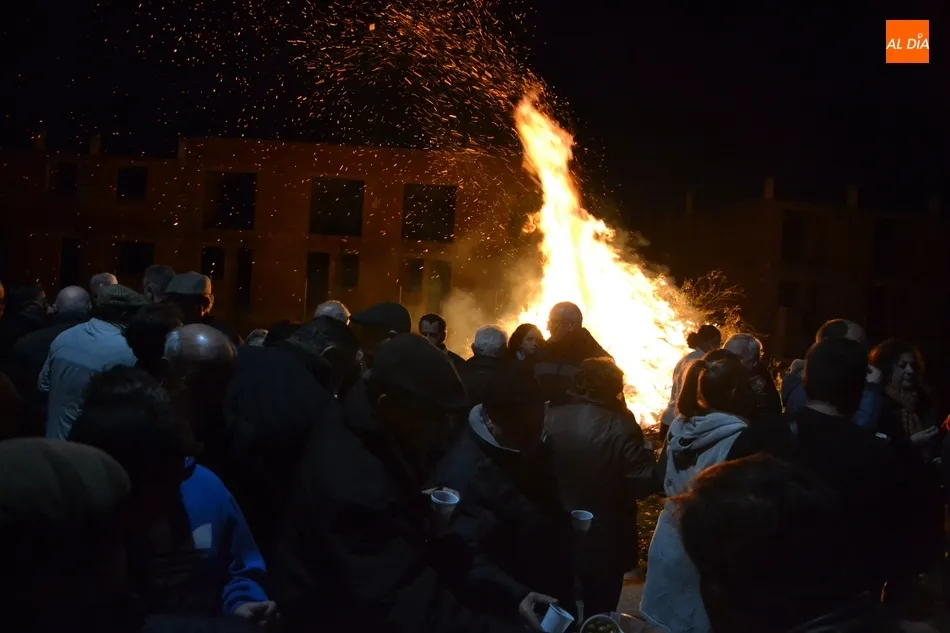 Foto 8 - La hoguera calienta la fr&iacute;a v&iacute;spera de la celebraci&oacute;n de San Ant&oacute;n en El Puente  