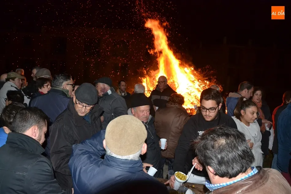 Foto 9 - La hoguera calienta la fr&iacute;a v&iacute;spera de la celebraci&oacute;n de San Ant&oacute;n en El Puente  