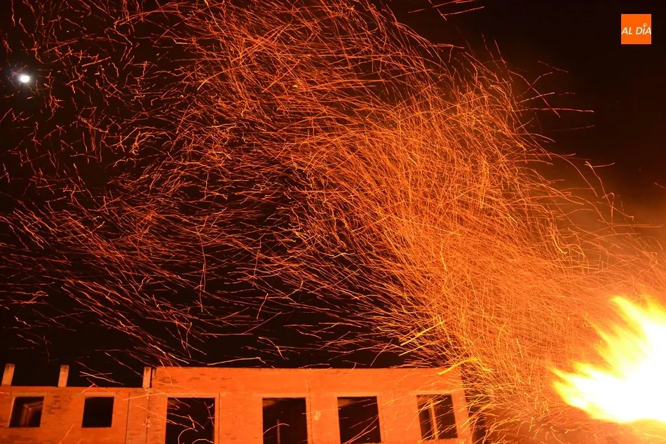 Foto 11 - La hoguera calienta la fr&iacute;a v&iacute;spera de la celebraci&oacute;n de San Ant&oacute;n en El Puente  