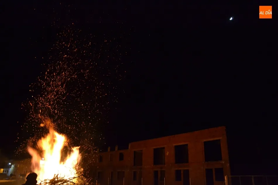 Foto 4 - La hoguera calienta la fr&iacute;a v&iacute;spera de la celebraci&oacute;n de San Ant&oacute;n en El Puente  