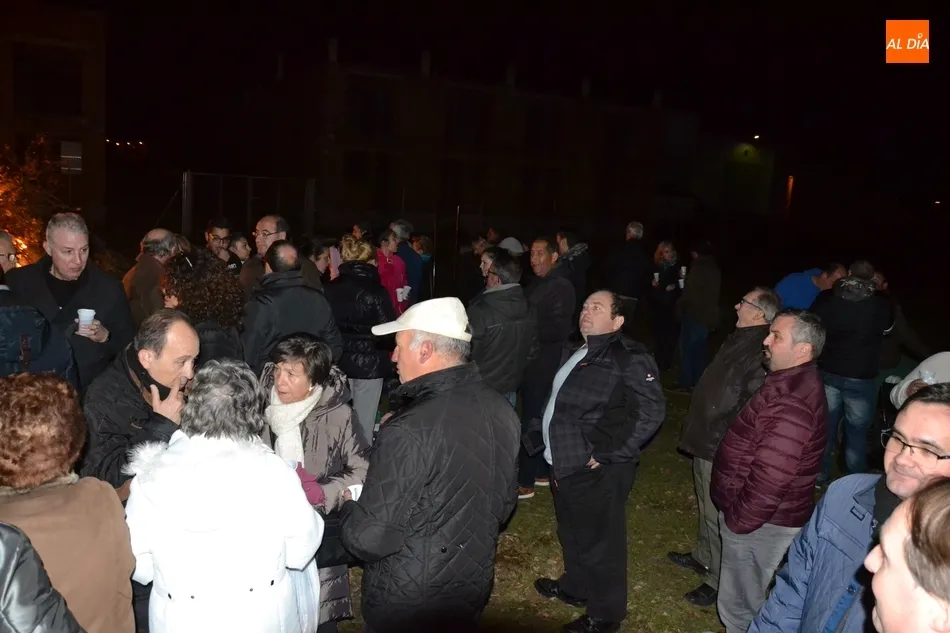 Foto 5 - La hoguera calienta la fr&iacute;a v&iacute;spera de la celebraci&oacute;n de San Ant&oacute;n en El Puente  