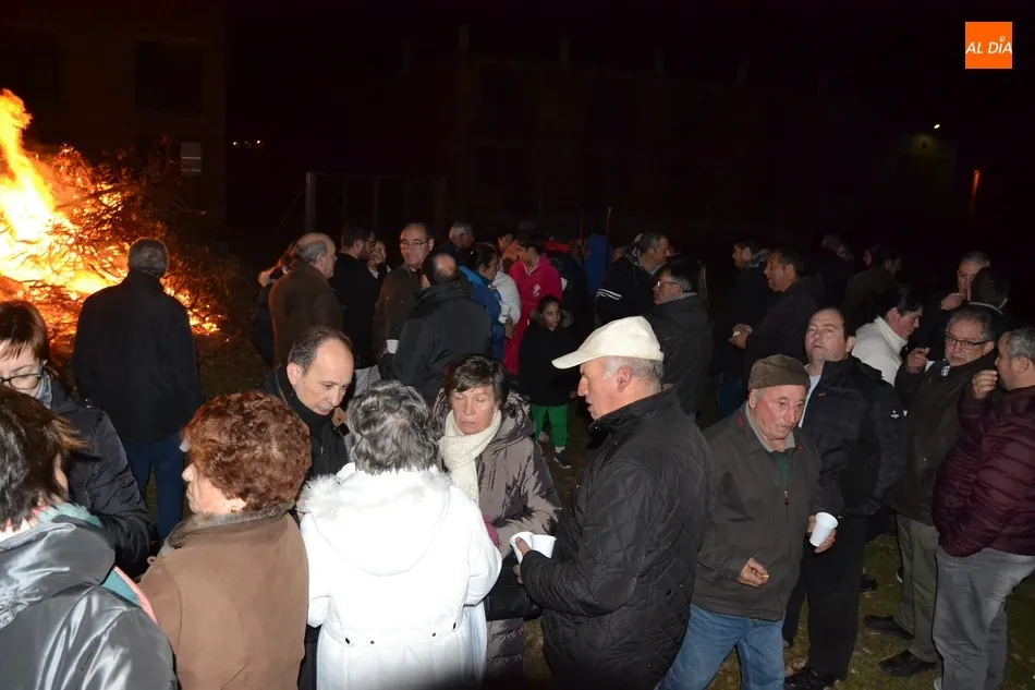 Foto 7 - La hoguera calienta la fr&iacute;a v&iacute;spera de la celebraci&oacute;n de San Ant&oacute;n en El Puente  