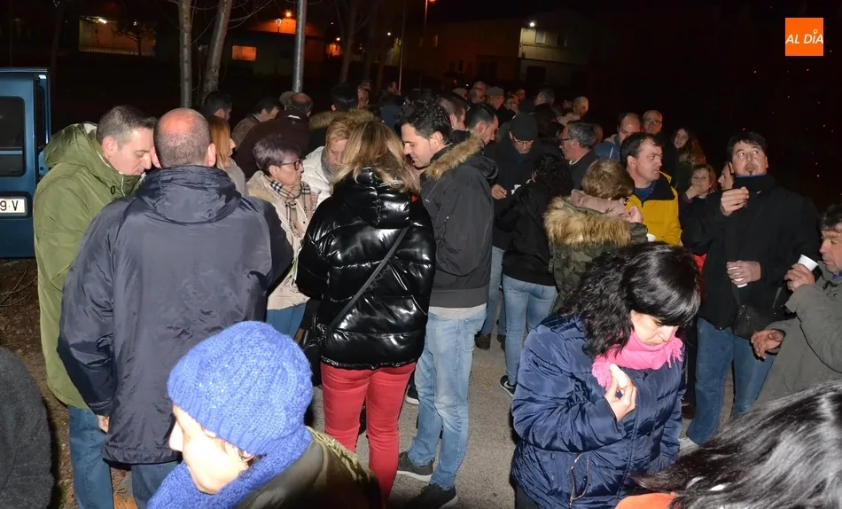 Foto 6 - La hoguera calienta la fr&iacute;a v&iacute;spera de la celebraci&oacute;n de San Ant&oacute;n en El Puente  
