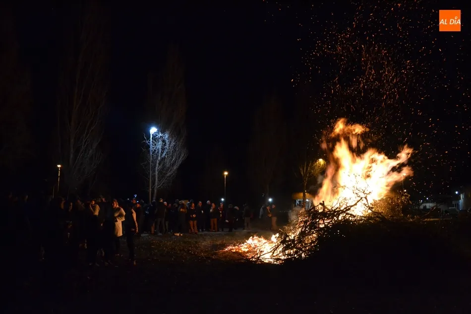 Foto 3 - La hoguera calienta la fr&iacute;a v&iacute;spera de la celebraci&oacute;n de San Ant&oacute;n en El Puente  
