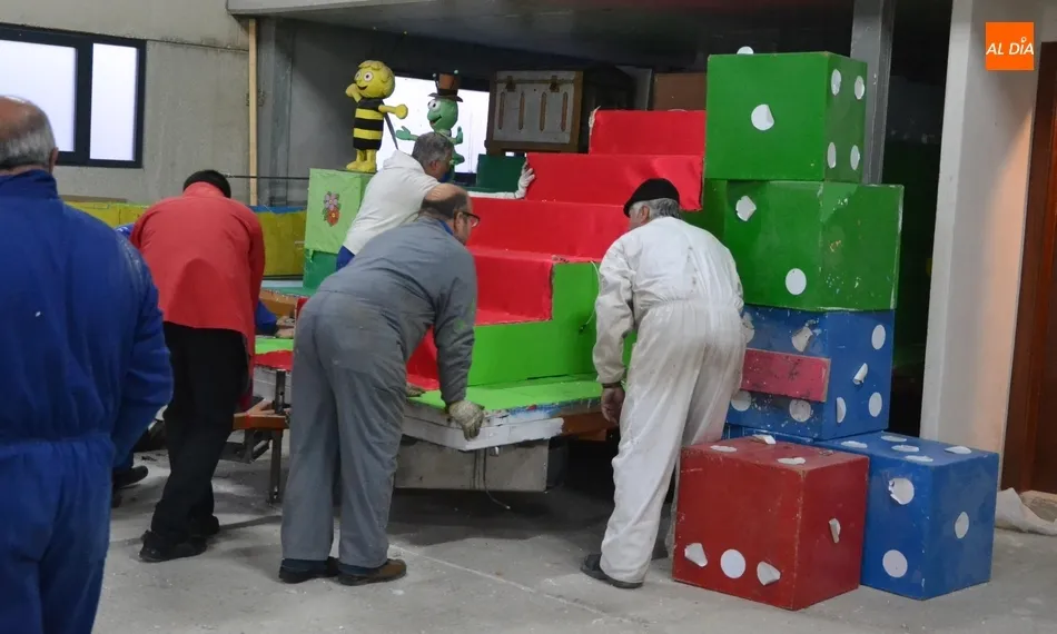 Los Amigos de la Ilusión cierran su periplo navideño desmontando las carrozas de los Magos de...
