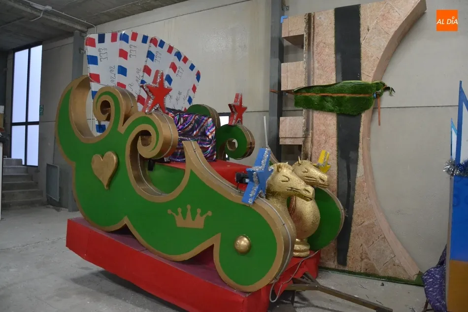 Foto 11 - Los Amigos de la Ilusi&oacute;n cierran su periplo navide&ntilde;o desmontando las carrozas de los Magos de...