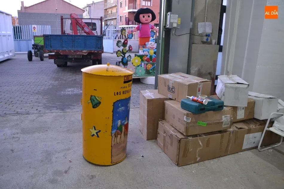 Foto 9 - Los Amigos de la Ilusi&oacute;n cierran su periplo navide&ntilde;o desmontando las carrozas de los Magos de...