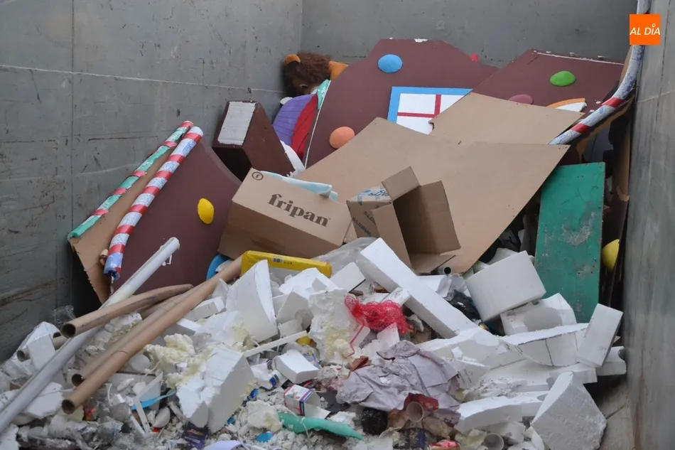 Foto 2 - Los Amigos de la Ilusi&oacute;n cierran su periplo navide&ntilde;o desmontando las carrozas de los Magos de...