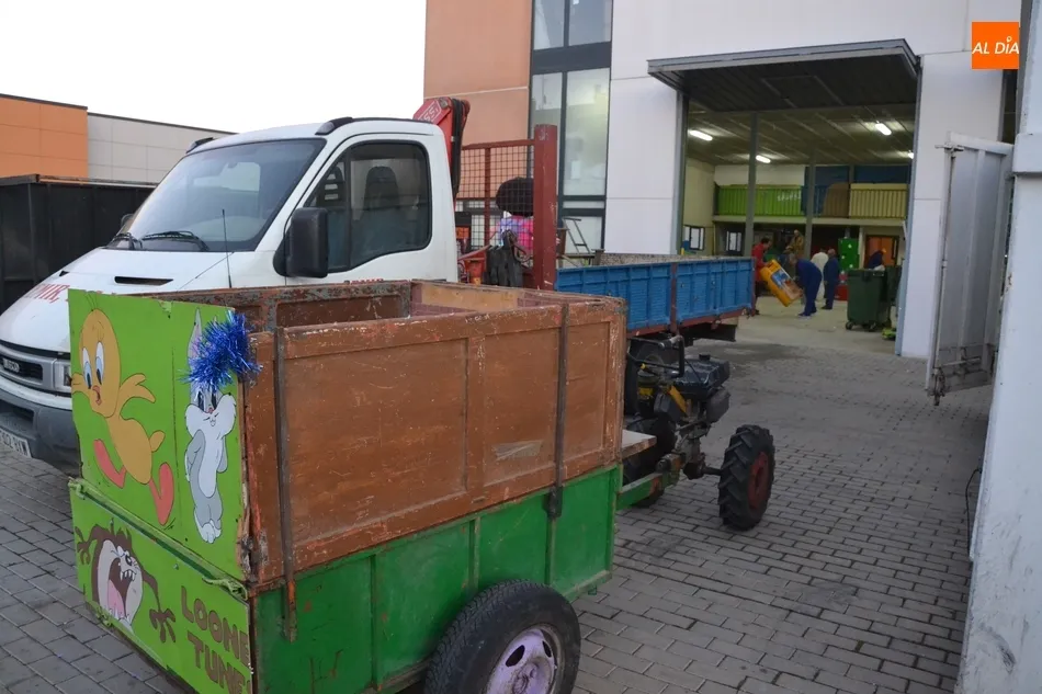Foto 3 - Los Amigos de la Ilusi&oacute;n cierran su periplo navide&ntilde;o desmontando las carrozas de los Magos de...