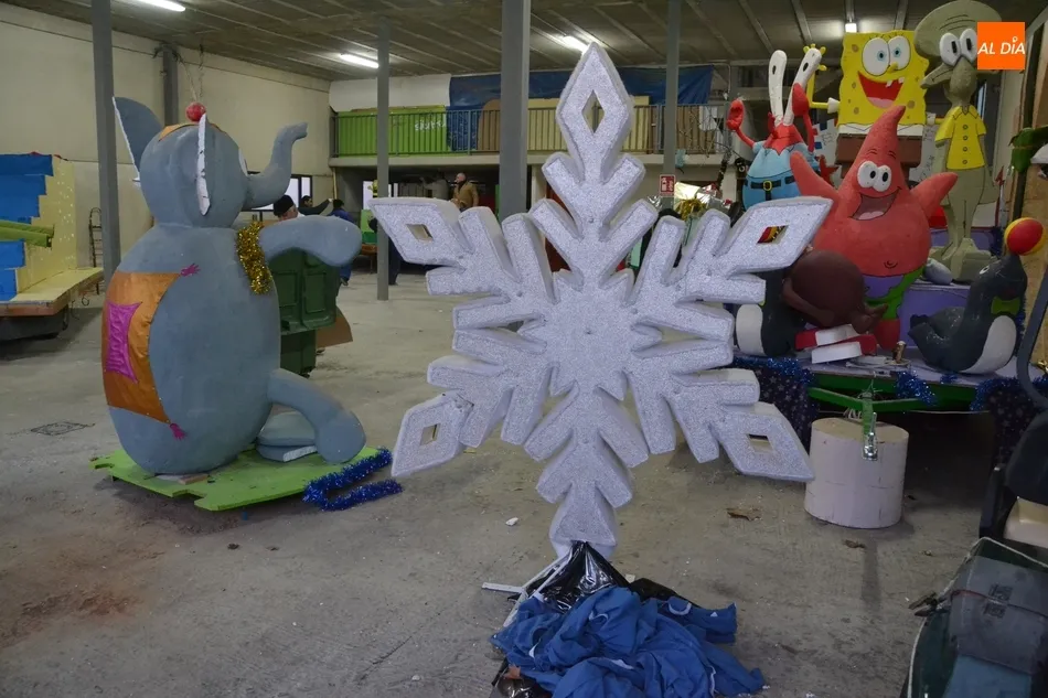Foto 6 - Los Amigos de la Ilusi&oacute;n cierran su periplo navide&ntilde;o desmontando las carrozas de los Magos de...