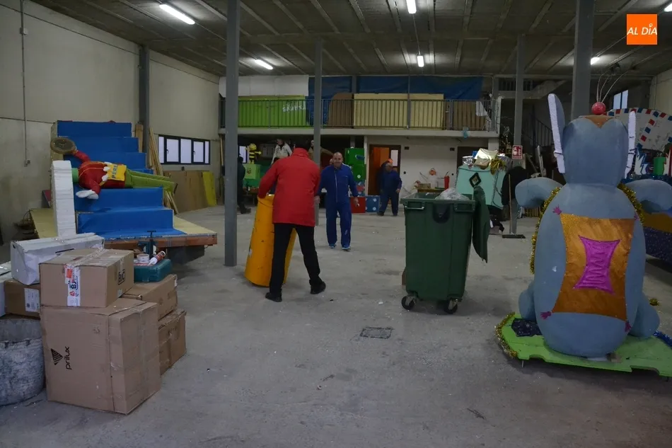 Foto 4 - Los Amigos de la Ilusi&oacute;n cierran su periplo navide&ntilde;o desmontando las carrozas de los Magos de...