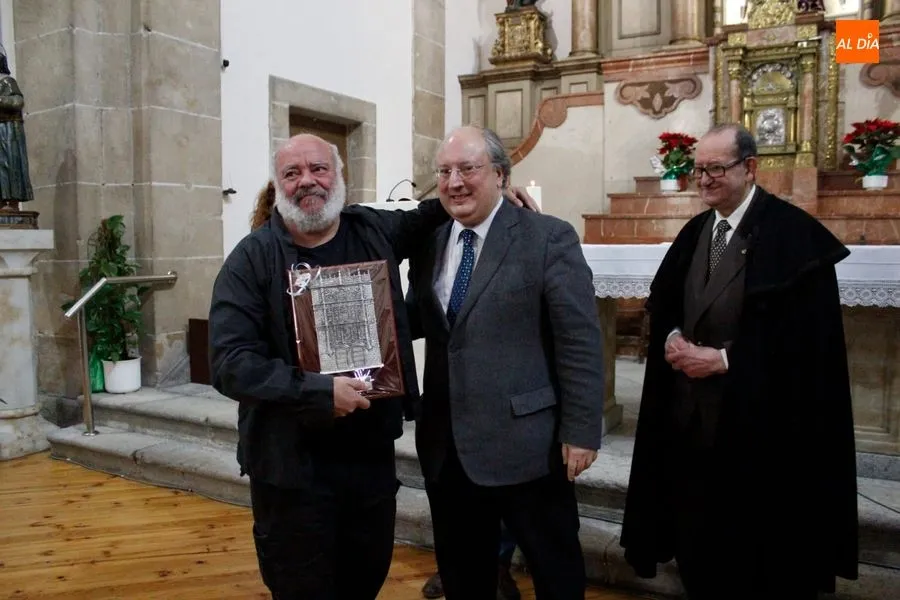 Foto 10 - Jos&eacute; Luis Huete, Gabriel Alonso y Fernando Salda&ntilde;a reciben las placas y el &Aacute;guila de Fauba  