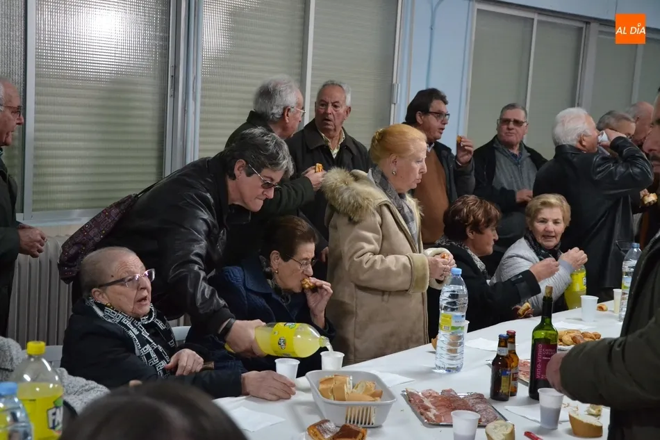 Foto 3 - Ocho perros, un gato y un conejo reciben la bendici&oacute;n de San Ant&oacute;n en El Puente  