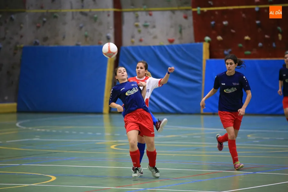 Jugadoras del USAL luchan por el balón en un partido anterior