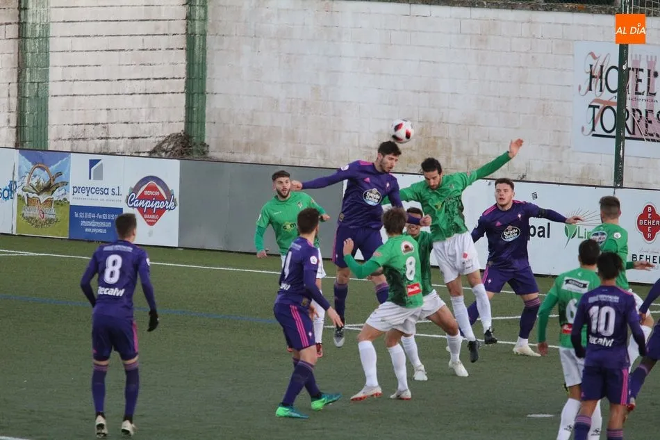 Foto 6 - El CD Guijuelo se enzarza con el Celta B para conseguir la ansiada victoria (1-0)