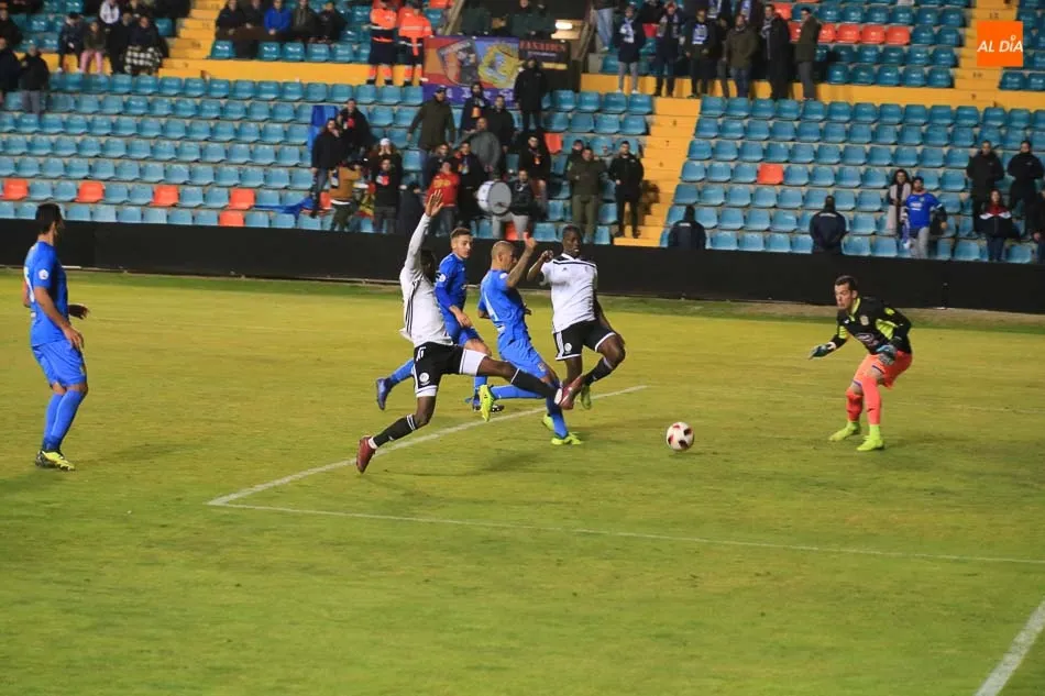 Foto 10 - La expulsi&oacute;n de Armando condena al Salamanca UDS ante el Fuenlabrada (1-2)