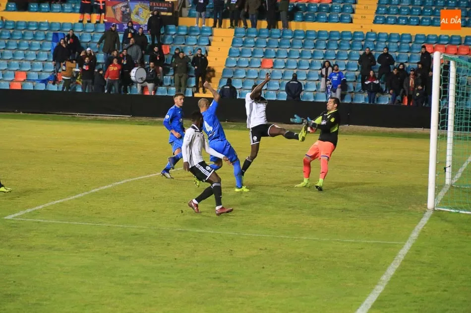 Foto 9 - La expulsi&oacute;n de Armando condena al Salamanca UDS ante el Fuenlabrada (1-2)