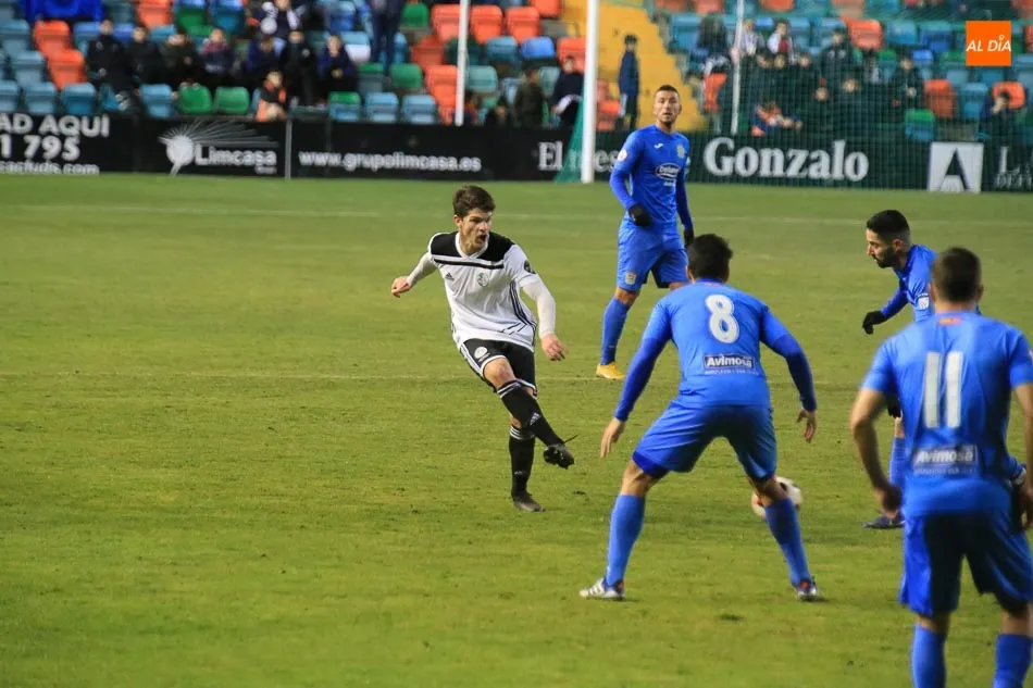 Foto 8 - La expulsi&oacute;n de Armando condena al Salamanca UDS ante el Fuenlabrada (1-2)
