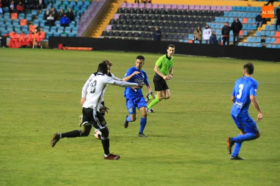 Foto 7 - La expulsi&oacute;n de Armando condena al Salamanca UDS ante el Fuenlabrada (1-2)