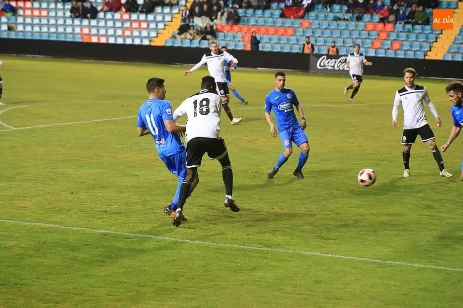 Foto 6 - La expulsi&oacute;n de Armando condena al Salamanca UDS ante el Fuenlabrada (1-2)